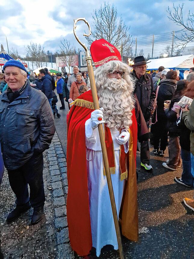 Der Nikolaus hat auch auf dem Weihnachtsmarkt Halt gemacht.