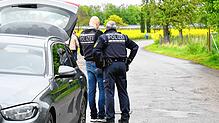 Polizisten im Einsatz in Uhldingen-Mühlhofen – hier am mutmaßlichen Tatort am Friedhof in Seefelden.