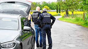 Polizisten im Einsatz in Uhldingen-Mühlhofen – hier am mutmaßlichen Tatort am Friedhof in Seefelden.