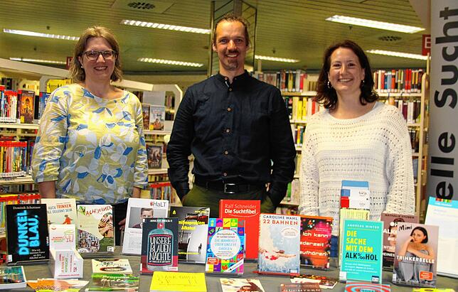 Friederike Gerland, Lars Kiefer, Christina Thürmer klären über Alkohol und Sucht auf. Passende Bücher liegen in der Stadtbücherei Singen ...