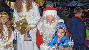 Der Nikolaus verteilt 250 Geschenkepäckchen an Kinder.