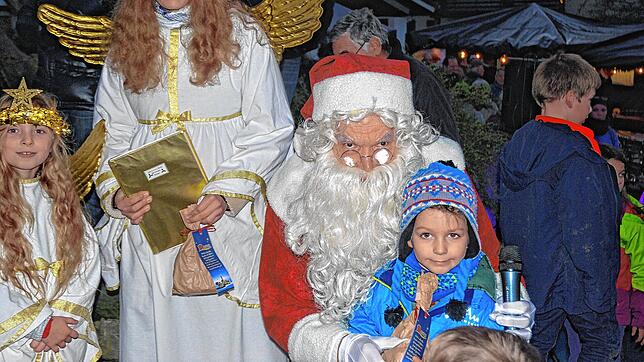 Der Nikolaus verteilt 250 Geschenkepäckchen an Kinder.