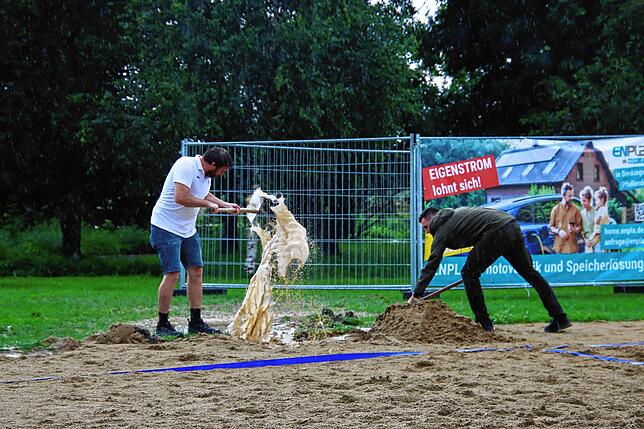 Bild 7: Viel Regen, wenig Sonne: Handballer ziehen ihr Turnier durch
