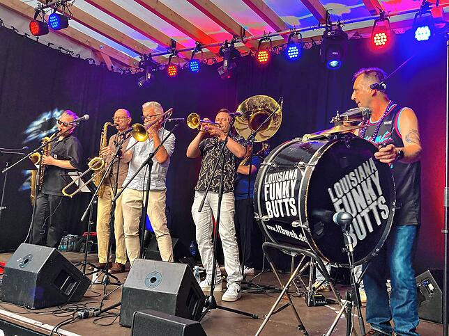 Die Brassband Louisiana Funky Butts ist mit sieben Mann aus Tübingen angereist. Zwar haben sie nicht den Mississippi, dafür aber den ...