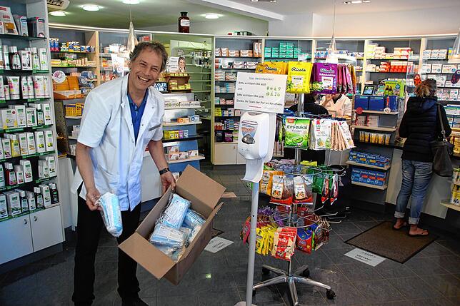 Stefan Wagner von der Purran Apotheke in Litzelstetten hat soeben eine neue Lieferung Masken erhalten, 1000 Stück. „Die sind in ...