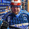 Patrick Lauer in Eishockeymontur: Der Anhänger der Schwenninger Wild Wings steht hier nicht auf dem Eis sondern zuhause in seinem Wohnraum.
