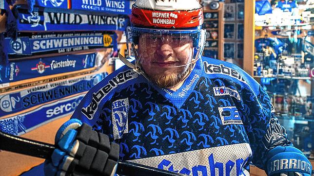 Patrick Lauer in Eishockeymontur: Der Anhänger der Schwenninger Wild Wings steht hier nicht auf dem Eis sondern zuhause in seinem Wohnraum.