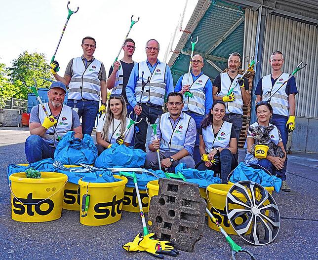 Mit Greifzangen und Müllsäcken gewappnet haben Mitarbeiter der Firma Sto am World Cleanup Day teilgenommen.