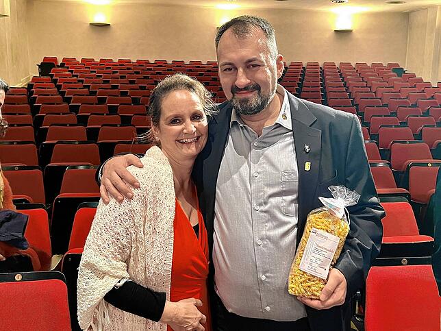 Corinna Vogt bedankt sich Marcus Joos, Präsident des Landesverbandes Amateurtheater Baden-Württemberg, für das großartige Festival in ...