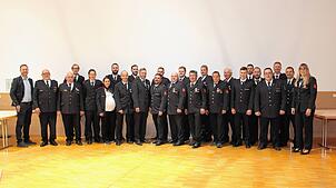 14 Feuerwehrleute nahmen im Rahmen der Hauptversammlung der Feuerwehr Leibertingen ihre Ehrungen entgegen. Anschließend entstand das ...