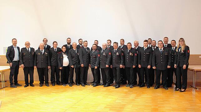 14 Feuerwehrleute nahmen im Rahmen der Hauptversammlung der Feuerwehr Leibertingen ihre Ehrungen entgegen. Anschließend entstand das ...