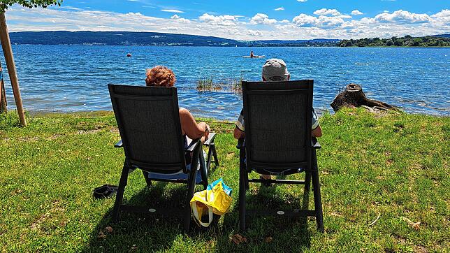 Zwei Urlauber auf dem Campingplatz Willams in Allensbach. Mit Stichen haben auch sie zu kämpfen – und würden dennoch nicht früher abreisen.