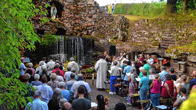 Keine Spuren mehr vom Unwetter: Gut besucht ist der Gottesdienst mit Kräuterweihe und Lichterprozession in der Elsenau in Kappel. Bild: ...