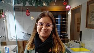 Ann-Katrin Preiser koordiniert in Klettgau die Weihnachtswunschaktion für Kinder aus bedürftigen Familien. Bild: Eva Baumgartner