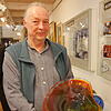 Der Glasbläser Dirk Bürklin stellte beim Museumsabend einige seiner Glaskunstwerke vor. Bild: Michael Gottstein