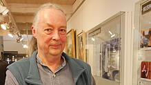 Der Glasbläser Dirk Bürklin stellte beim Museumsabend einige seiner Glaskunstwerke vor. Bild: Michael Gottstein