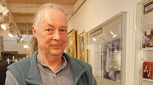 Der Glasbläser Dirk Bürklin stellte beim Museumsabend einige seiner Glaskunstwerke vor. Bild: Michael Gottstein