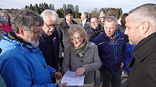 Beim Studium der Landschaftskarte Hoheneck (von links): Gerhard Krug von der Bürgergruppe, Anwohner Klaus Boenke und Landtagsabgeordnete ...
