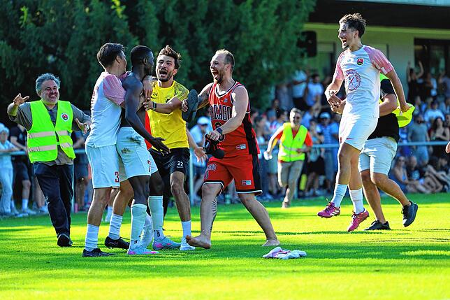 Bild 21: Türk. SV Singen feiert den Oberliga-Aufstieg! Wir waren mit der Kamera dabei.