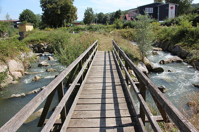 Eine Treppe führt über die Fischaufstiegstreppe, die für rund 60|000 Euro gebaut wurde. Sie war Voraussetzung für die Baugenehmigung. ...