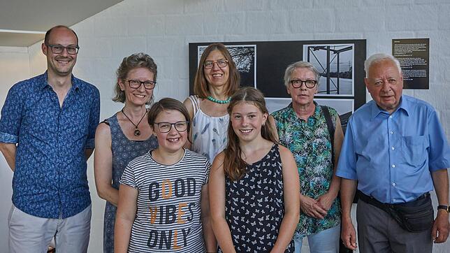 Philipp Fuchs (links) gratulierte bei seiner Finissage den Gewinnern der Fotowettbewerbe. Franziska Bodmer, Monika Schmid, Trudi Hofer ...