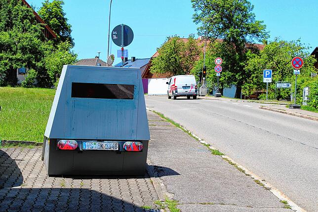 Der Blitzer steht seit Mittwoch in Buchenberg auf der Ortsdurchfahrt.