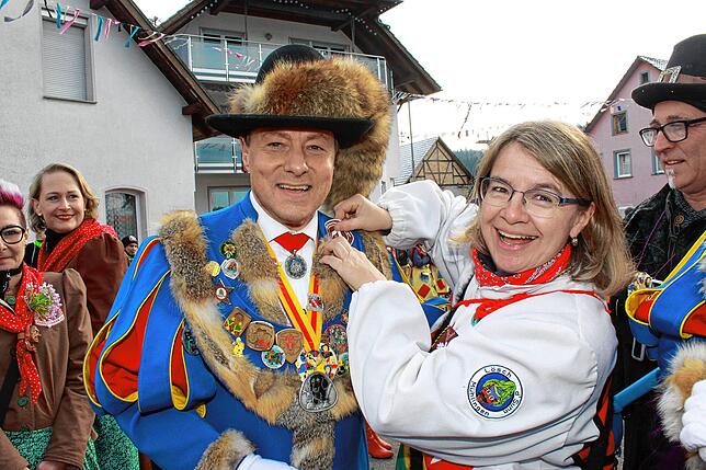 Simone Traber von den Sunnelöschern mit dem Präsidenten Rainer Hespeler.