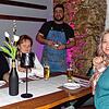 Snehsana Grechmann, Jelena Dinges und Natalja Lotwin gehen ab und an essen, wie jetzt in Veysi Sahins Taparia. Viele andere Gäste ...