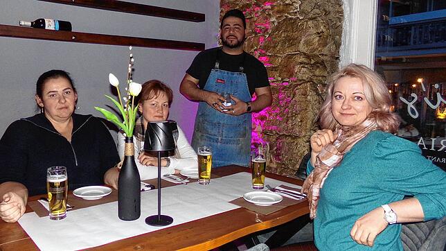 Snehsana Grechmann, Jelena Dinges und Natalja Lotwin gehen ab und an essen, wie jetzt in Veysi Sahins Taparia. Viele andere Gäste ...