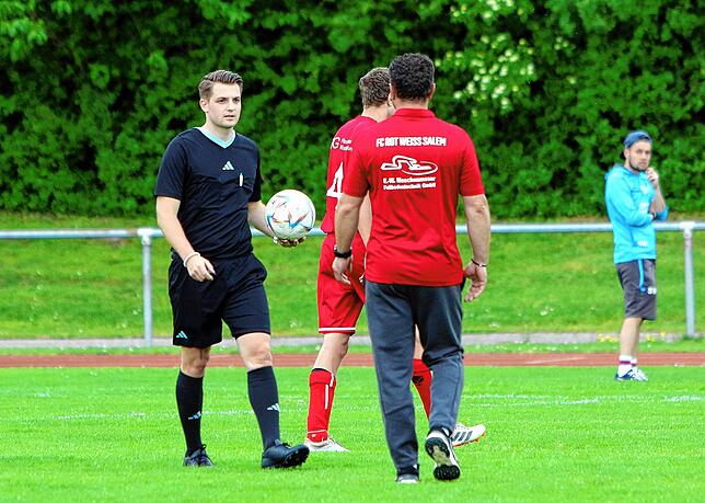 Bild 11: Souveräner 6:1-Erfolg des Tabellenführers FC RW Salem. Wir haben die besten Bilder!
