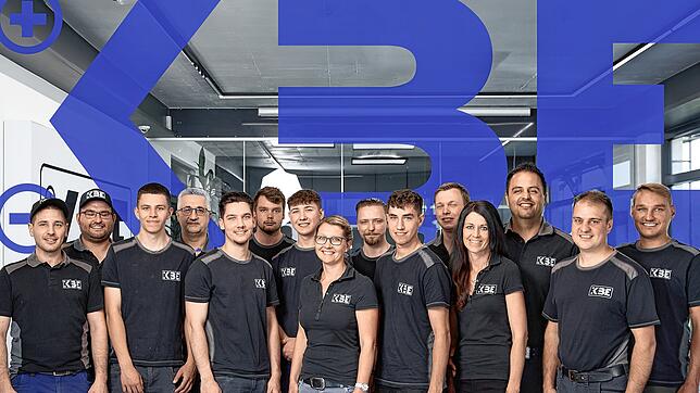 Top motiviert: Das Team von KBE, Klaus Bächle Elektrotechnik, mit Klaus und Tanja Bächle (3. und 4. von rechts). Bild: Privat/KBE