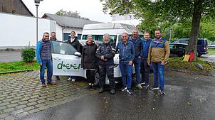 Der Start für das Carsharing-E-Fahrzeug in Wittenhofen ist erfolgt: (von links) Bürgermeister Fabian Meschenmoser, Martin Störk, Eileen ...