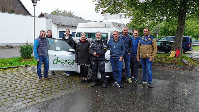 Der Start für das Carsharing-E-Fahrzeug in Wittenhofen ist erfolgt: (von links) Bürgermeister Fabian Meschenmoser, Martin Störk, Eileen ...