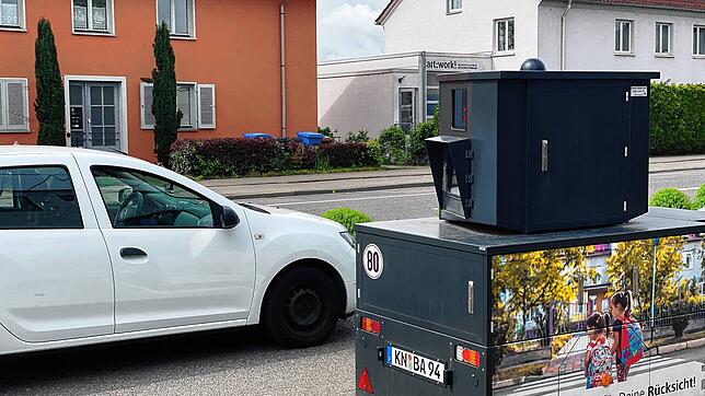 Dieser mobile Blitzer und acht stationäre Anlagen bringen Konstanz eine Millionensumme ein. Ab 2026 sollen neue Geräte dazukommen.