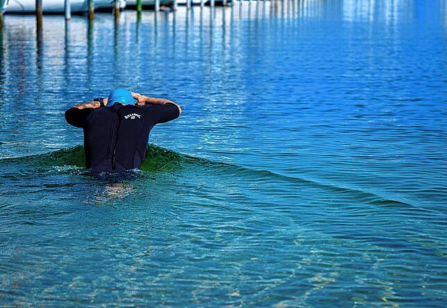 In Romanshorn steigt der 23-Jährige ins Wasser.