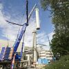 Mittels großem und schwerem Gerät wurde Teil&nbsp;2 des Abgaskamins auf dem Gelände des MTU-Werks&nbsp;2 zusammengesetzt. Bild: ...