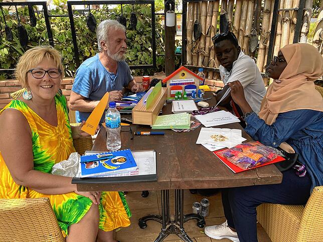 Da war die Welt noch in Ordnung: Die Schindlers weisen ihre Ansprechpartner vor Ort, Isatou Jallow und Ousman Ceesay, in neues ...