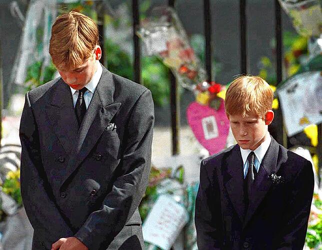 Das ist fast 24 Jahre her: Prinz William (links) und Prinz Harry nach der Trauerfeier für ihre Mutter.