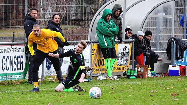 Borislav Kukic kann sich in dieser Szene gegen einen Steißlinger Spieler durchsetzen.