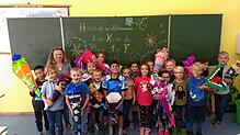 Klasse 1a: Klassenlehrerin Franziska Schlee und ihre 17 Erstklässler freuen sich auf das Schuljahr.