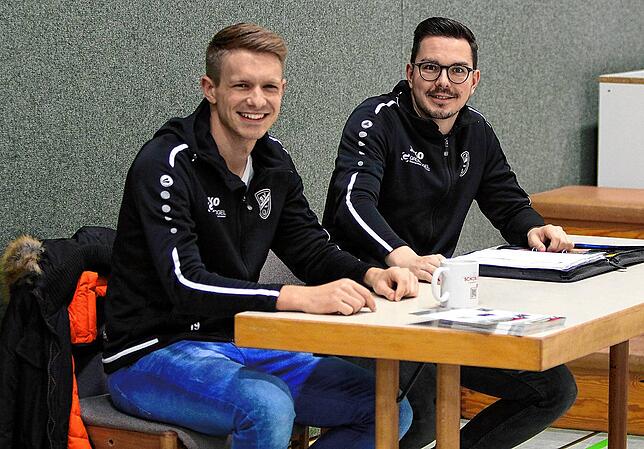 Turnier-Organisator Manuel Oberdorfer (links) und der Denkinger Jugendleiter Tobias Rimsberger. Bild: Eugen Fischer