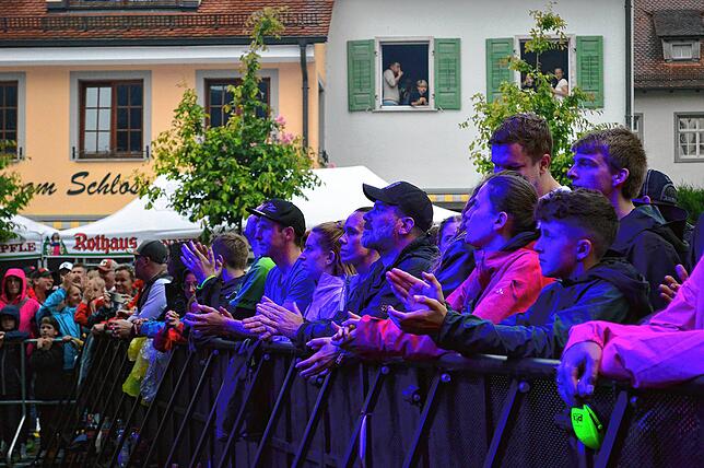 Bild 14: Die Fäaschtbänkler machen den Schlossplatz zum Partyplaneten – Teil 1