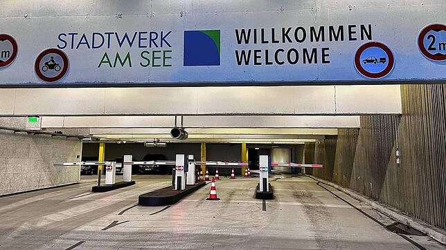 Einfahrt zum Parkhaus: Wer in Friedrichshafen sein Auto in einer städtischen Großgarage abstellt, zahlt inzwischen tagsüber 2,40 Euro ...