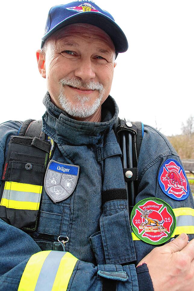 Die Feuerwehr-Treppenläufer stellen jedes Trainingsjahr unter ein anderes Motto und Symboltier. Auf aussortierter Einsatzkleidung nähen ...