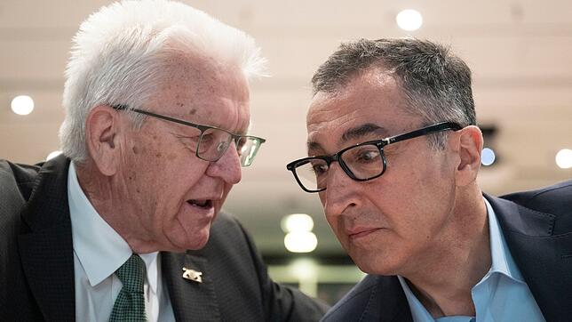 Der designierte Spitzenkandidat der Grünen, Cem Özdemir, hier neben Ministerpräsident Winfried Kretschmann, plädiert für einen fairen ...