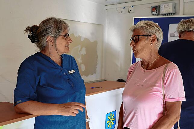 Monika Schanz (links), die Integrationsbeauftragte und stellvertretende Leiterin des Amts für Migration und Integration im Landratsamt, ...