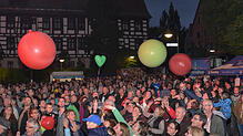 Mit roten und grünen Luftballons werden die Besucher zu Interaktionen animiert.