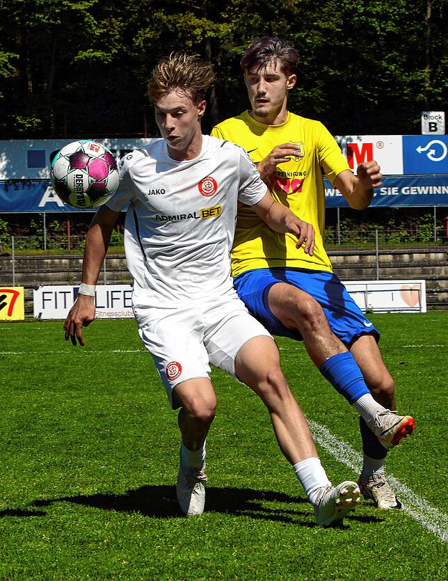 Bild 30: Verbandsligaderby zwischen SC Pfullendorf und FC Singen gewinnt der SCP mit 3:1