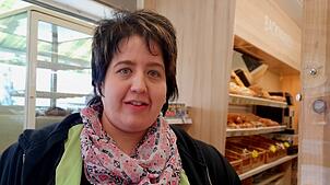 Melanie Vogt von Beirers Landmarkt in Sipplingen. Hier wurde alles an Brötchen aufgebacken, was für den Feuerwehreinsatz greifbar war.