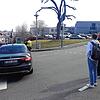 Ein Polizeifahrzeug sperrt die Zufahrt zur Gewerblichen Schulen. Dort wird am Dienstagmorgen, 25. März, Amokalarm ausgelöst.